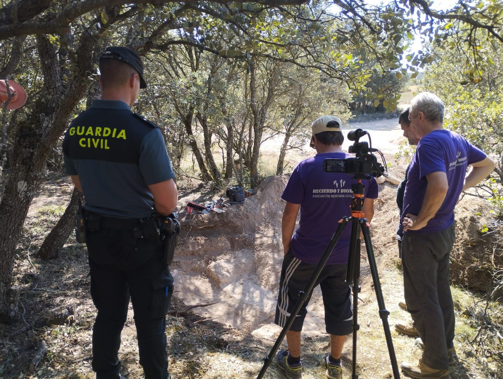 Presencia de la Guardia Civil en la fosa de Adradas.