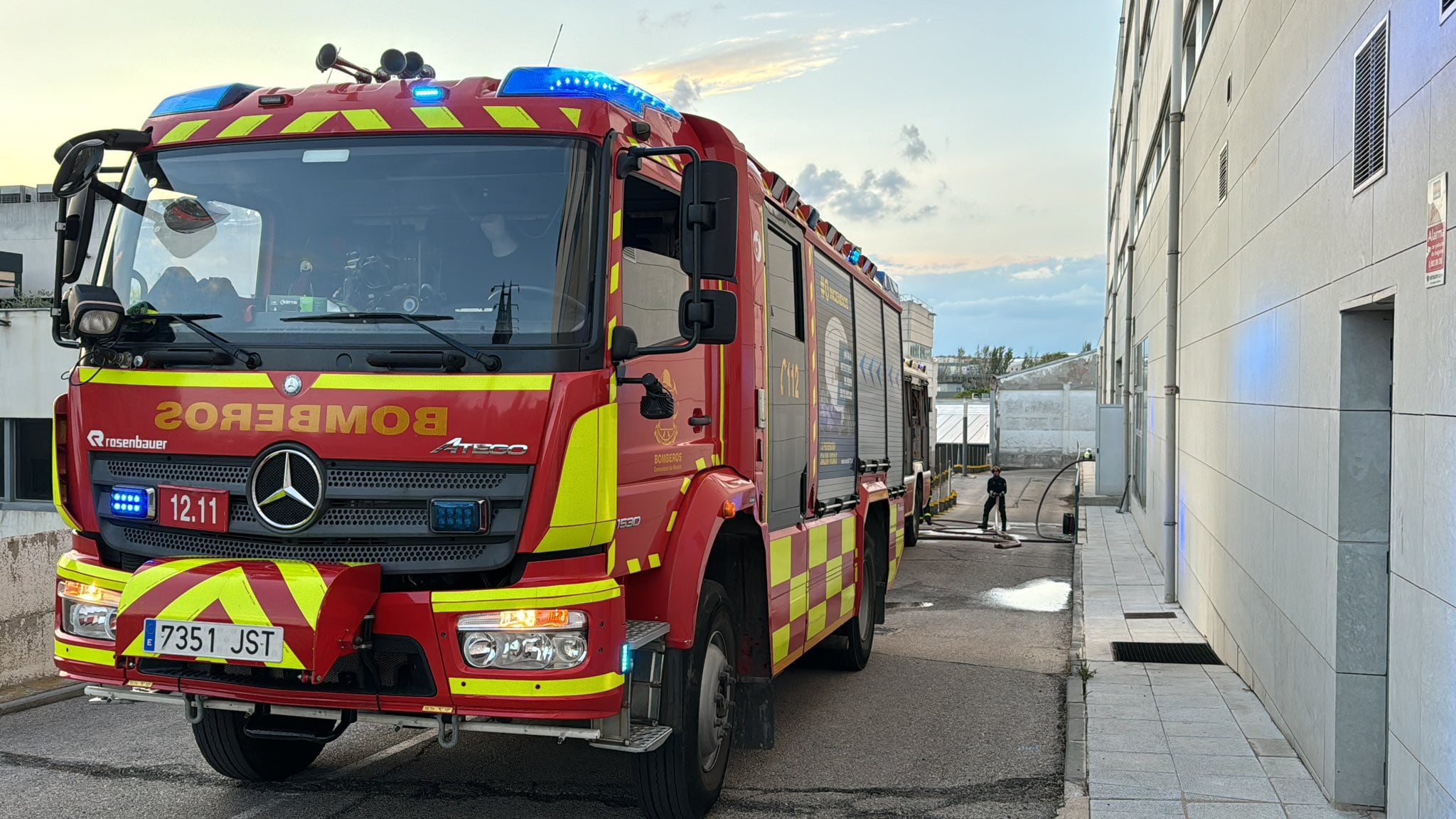 Un bombero sufrió  quemaduras leves en las muñecas y fue evacuado al hospital de San Sebastián de los Reyes