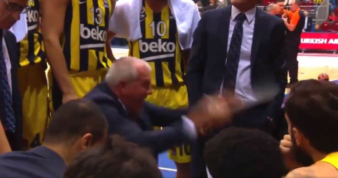 Momento de la bronca de Obradovic a los suyos