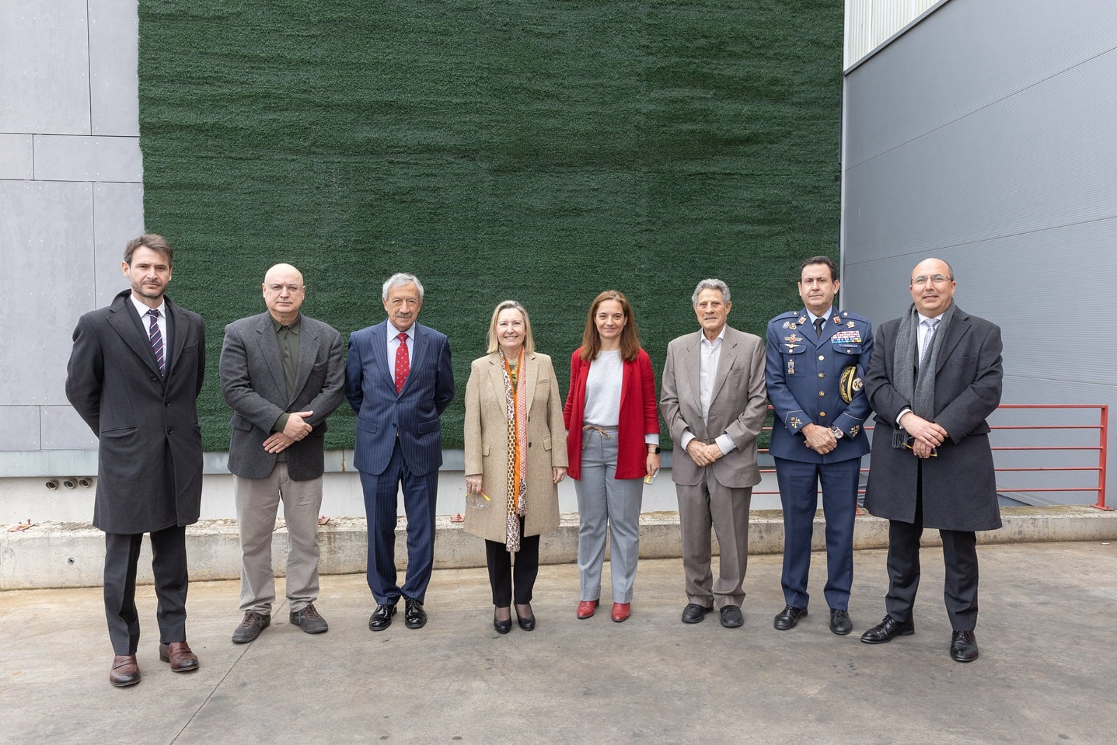 La alcaldesa de Getafe, Sara Hernández, junto con la Secretaria de Estado de Defensa, Amparo Valcárcel, y otras personalidades.