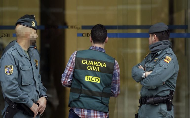 Agentes de la Guardia Civil registran las dependencias de la empresa pública Construcciones e Infraestructuras Educativas (Ciegsa), dependiente de la Generalitat 