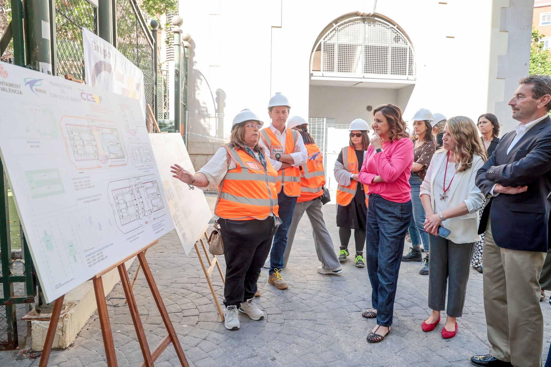 La alcaldesa María José Catalá visita las obras de rehabilitación del Mercado de Abastos