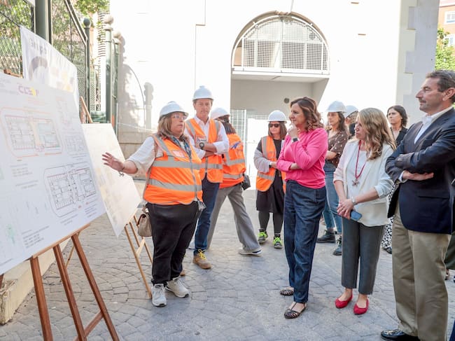 La alcaldesa María José Catalá visita las obras de rehabilitación del Mercado de Abastos