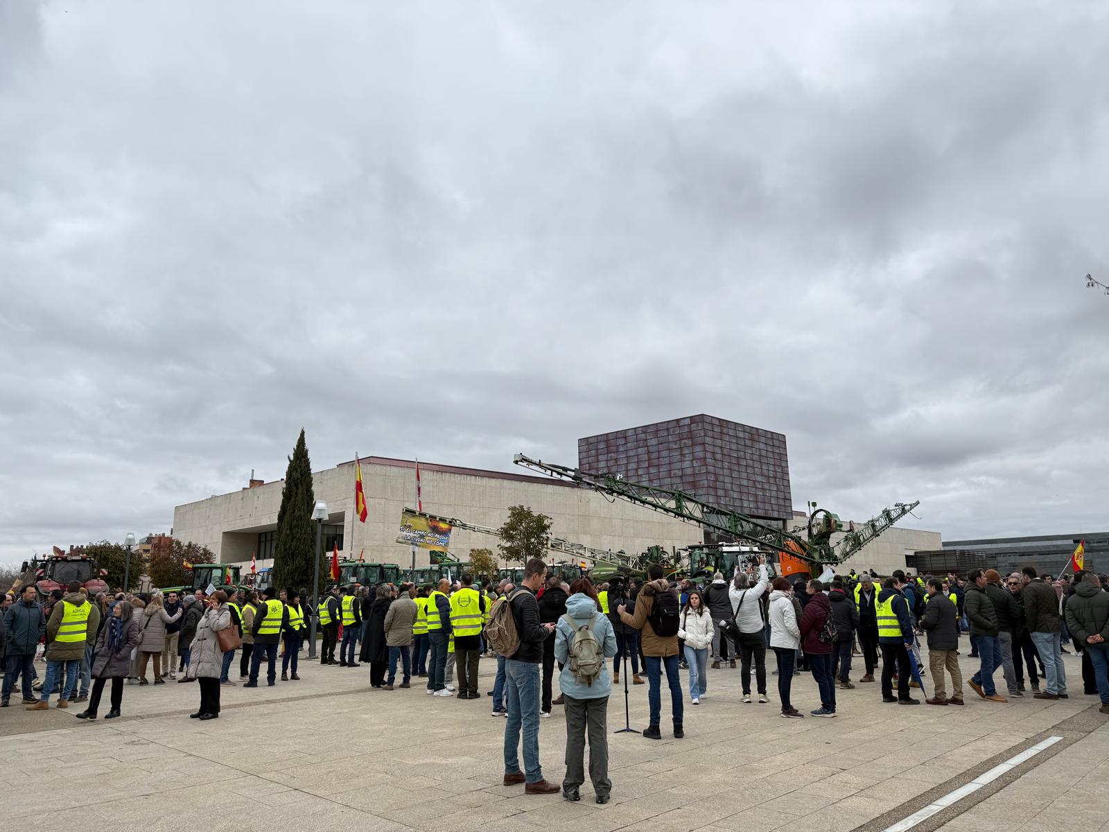 El campo de Castilla y León grita "¡Basta ya!" ante el acuerdo de Europa con Mercosur: "Nos van a terminar de hundir en la miseria" | Cadena SER