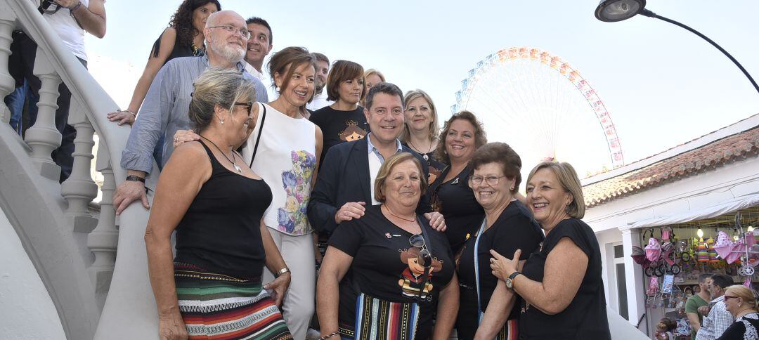 El presidente Page con algunas de las representantes de colectivos sociales de Albacete