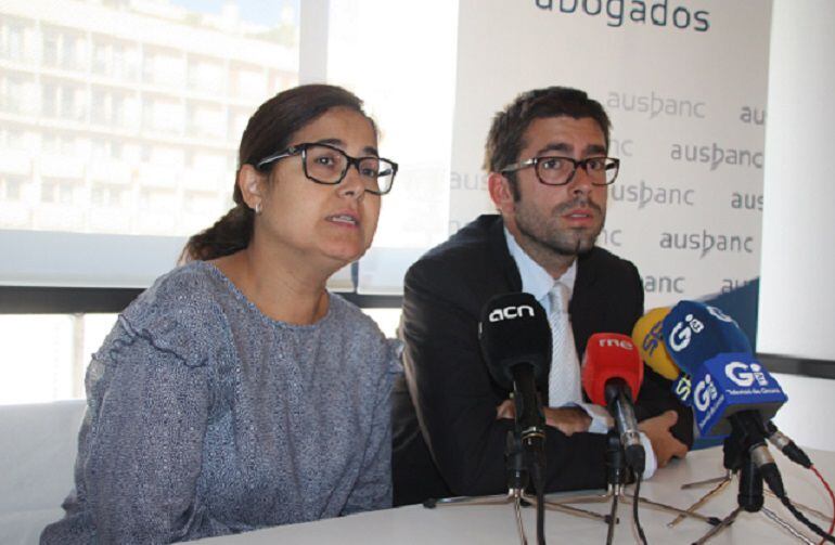 La delegada a Catalunya d'Ausbanc, Montse Andrés, i l'advocat d'Ausbanc, Jordi Vives.