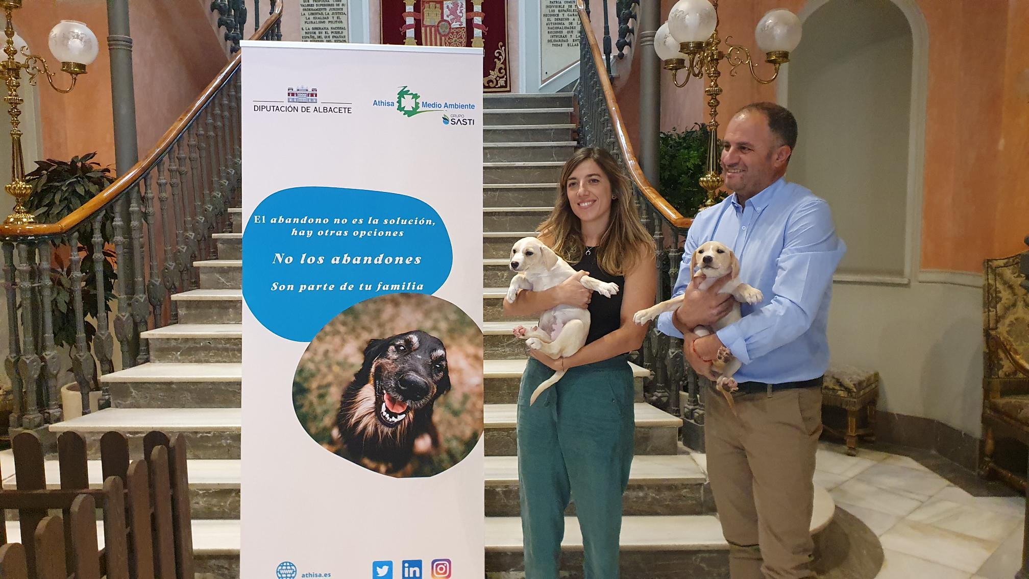 El diputado provincial de Medio Ambiente, José Antonio Gómez, y la gerente de línea de protección animal de Athisa, Alejandra Alarcón