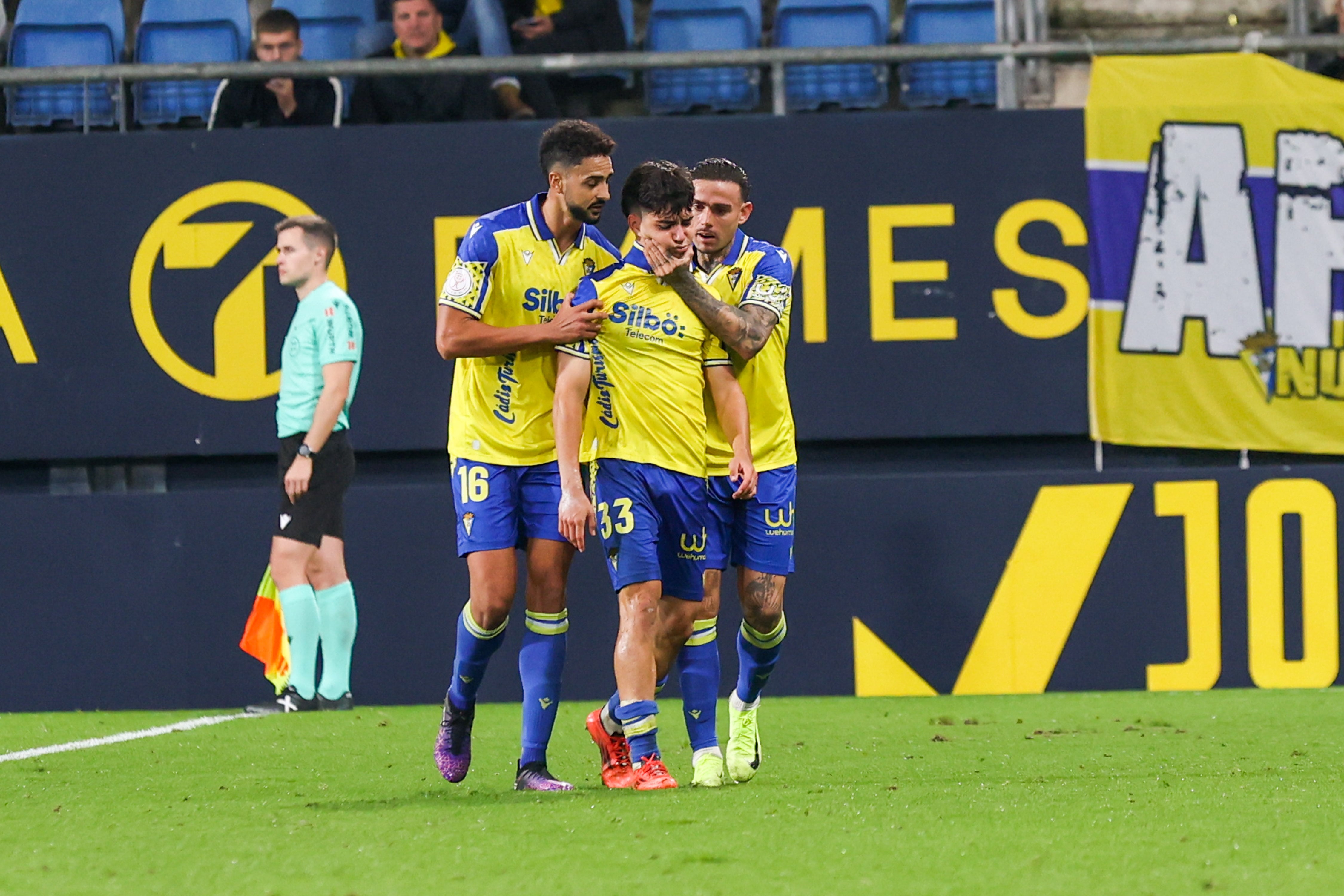 Julio Cabrera arropado por Roger Martí y Chris Ramos tras su expulsión en el encuentro frente al Eldense en la Copa del Rey.