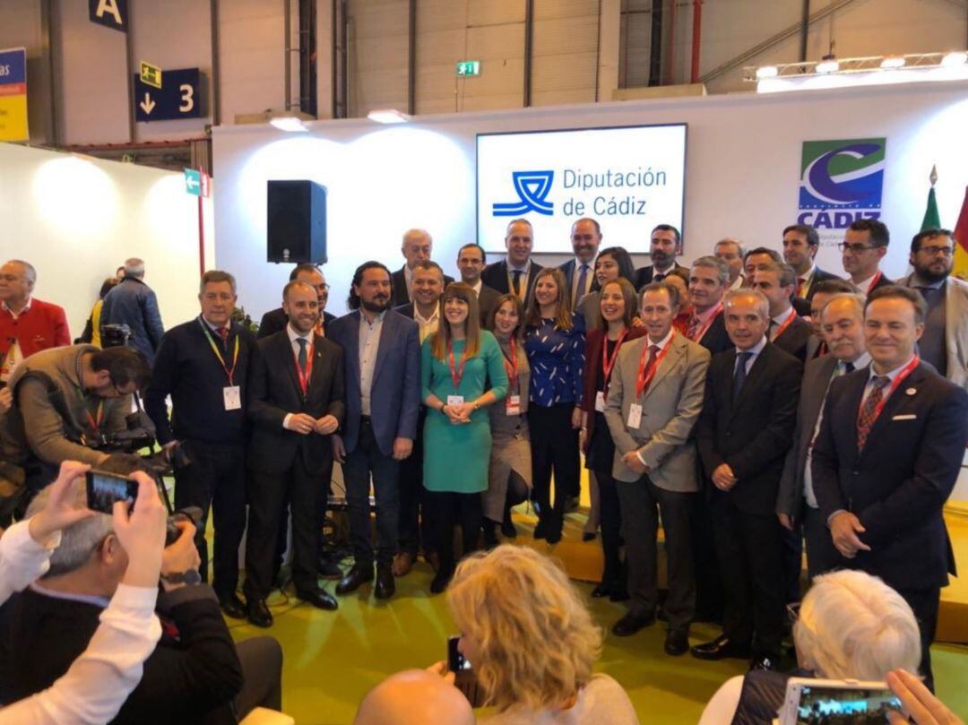 La presidenta de Diputación, Irene García, acompañada de varios alcaldes de la provincia de Cádiz