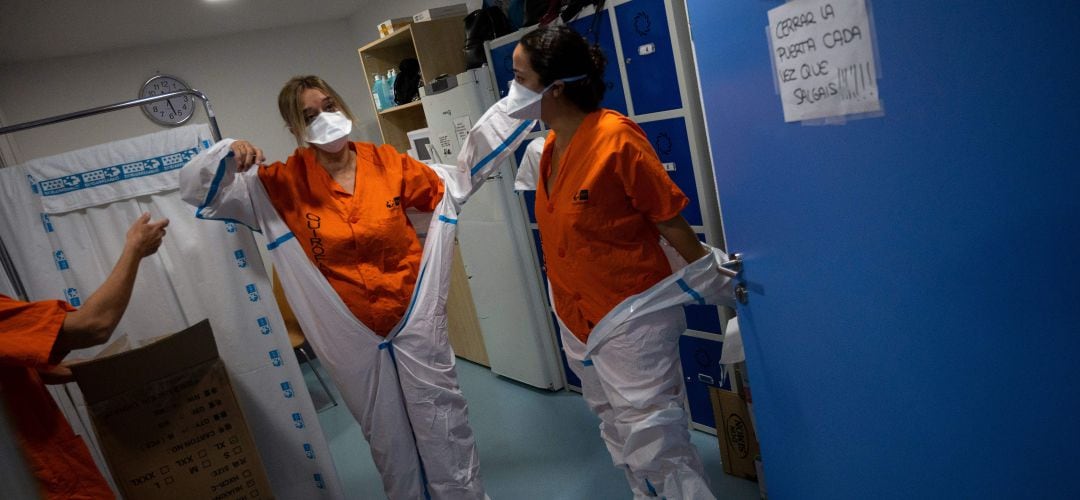 Trabajadoras del hospital Severo Ochoa de Leganés poniendose los trajes de protección frente a la COVID. 