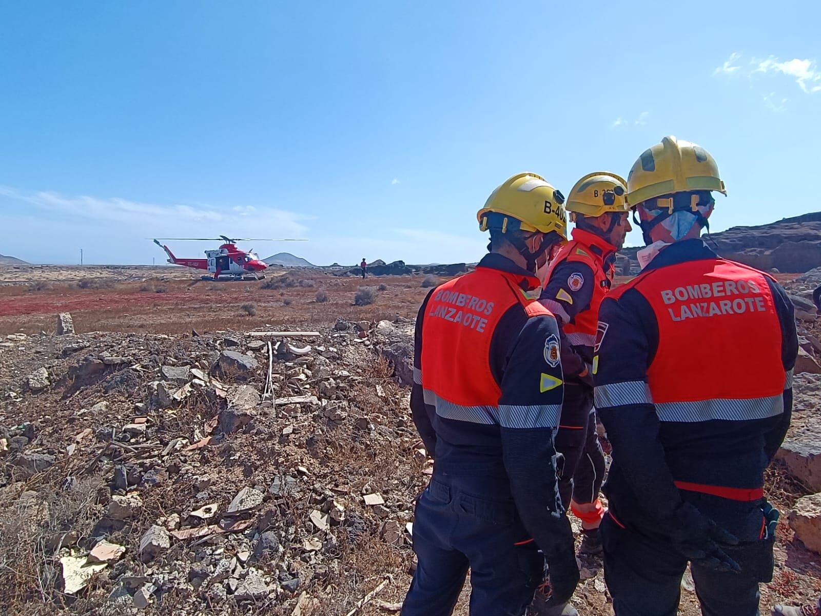 Los bomberos de Lanzarote en el lugar del siniestro.