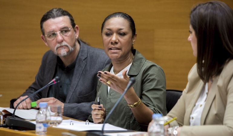 La exdirectora de Canal 9 Lola Johnson (C), durante su comparecencia en la comisión de investigación de Les Corts Valencianes sobre el accidente de Metrovalencia del 3 de julio de 2006, en el que murieron 43 personas. 