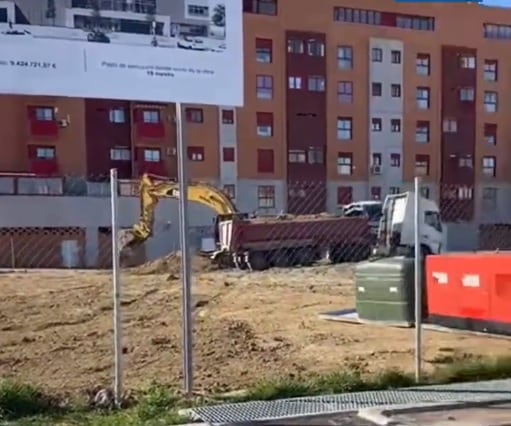 Imagen de la maquinaria trabajando en la parcela del futuro centro de salud de Parla Este