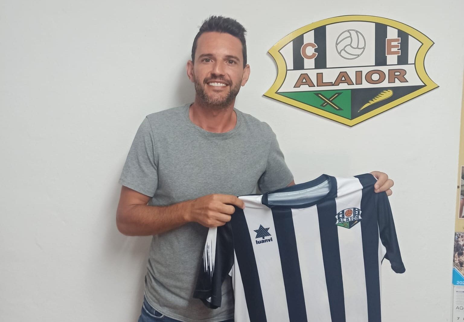 El migcampista ofensiu seguirà una temporada més amb l'equip blanquinegre.