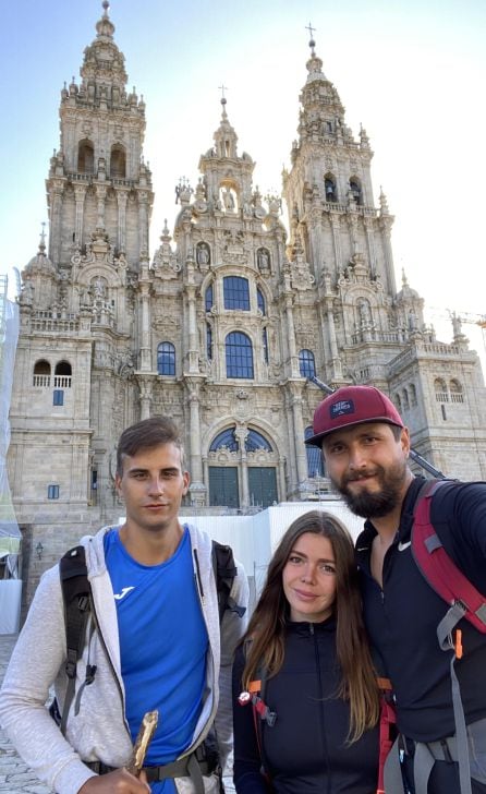 Chema Rodríguez, a la izquierda, frente a la catedral de Santiago.