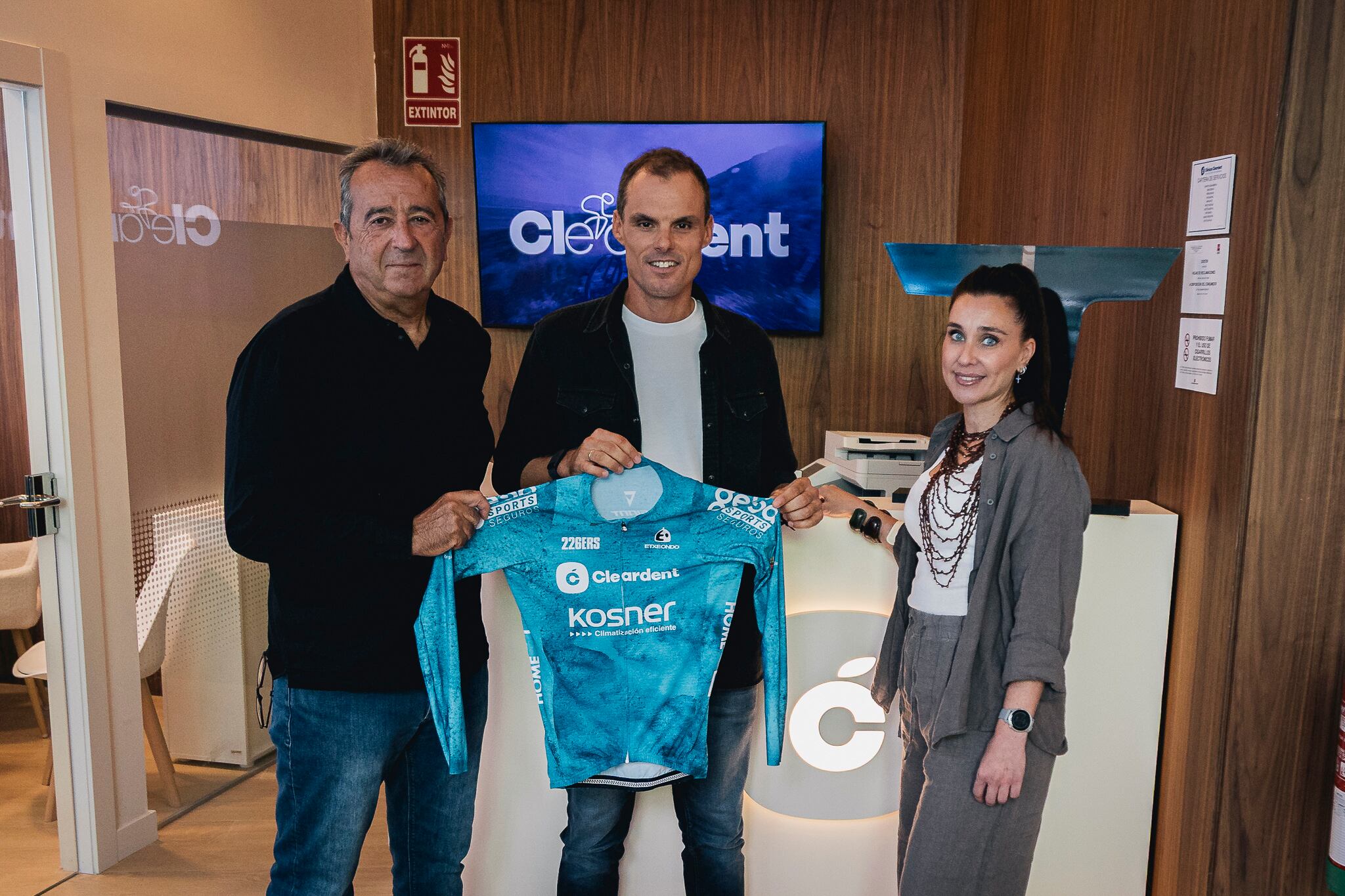 Cleardent ha presentado el equipo con el que participará por primera vez en la Škoda Titan Desert Almería.