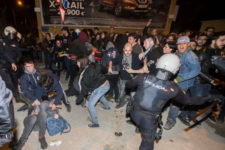 La Delegación del Gobierno en Murcia ha señalado que no se ha empleado la fuerza contra los manifestantes y que hay seis agentes de la policía nacional heridos, de carácter leve. 
 