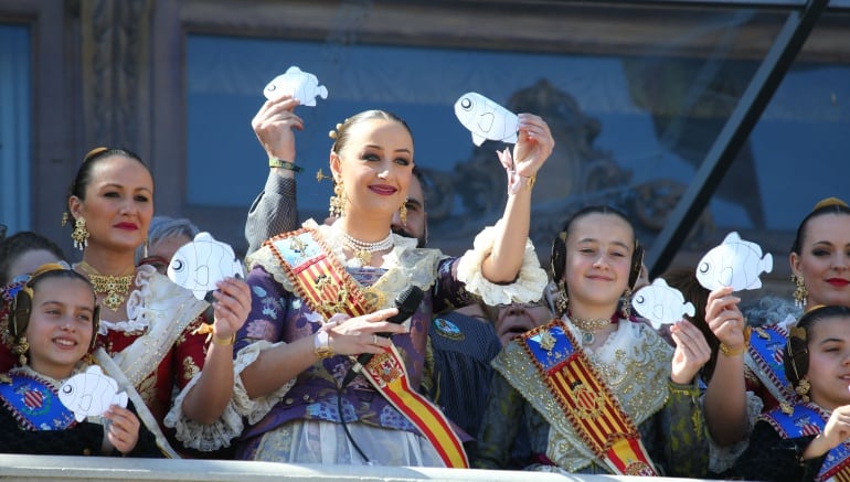 Las falleras mayores lucen pececitos blancos en recuerdo a Gabriel