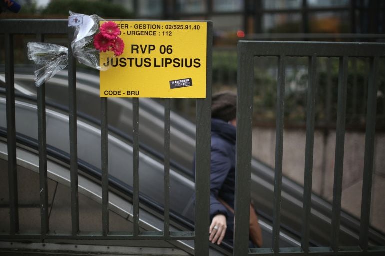 Unas flores en homenaje a las víctimas a la entrada de una estación de metro de Bruselas