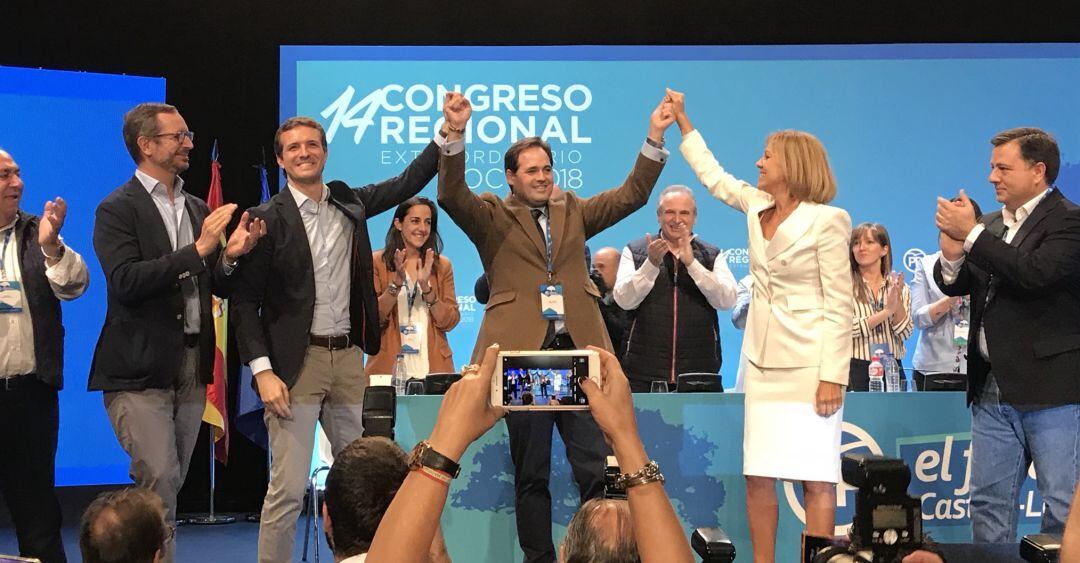 Francisco Núñez, arropado por Pablo Casado y María Dolores de Cospedal tras su proclamación como nuevo presidente del PP de Castilla-La Mancha este domingo 7 de octubre en Albacete.