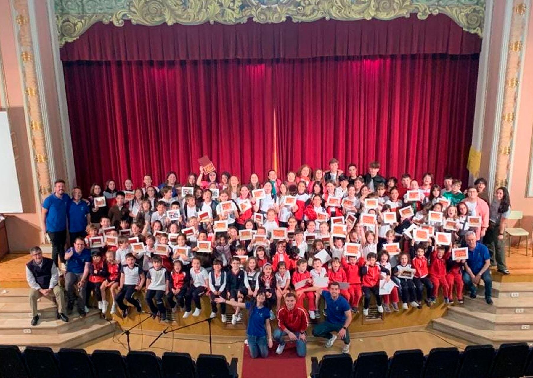 Foto de familia al final del acto de cierre del curso 2022-23 en el Teatro Salesianos. Foto: Jordi Castañer