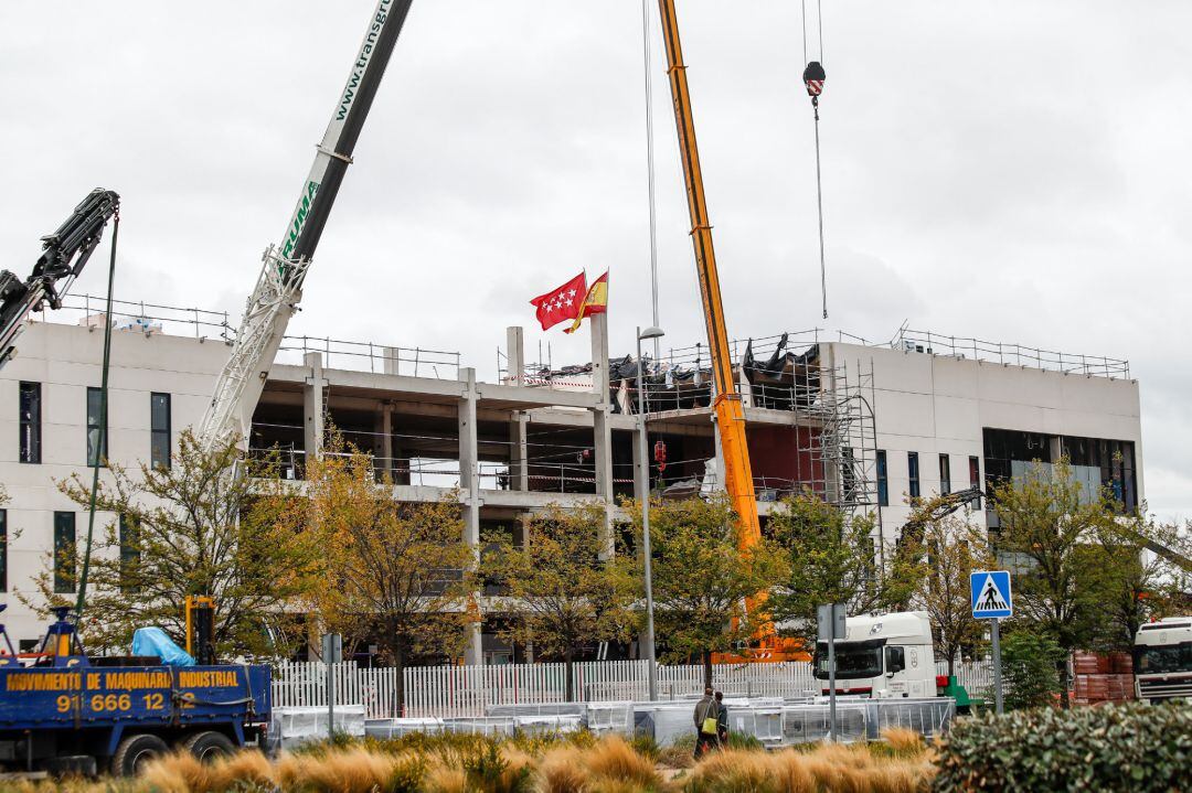 Grúas junto a las obras del nuevo Hospital de Emergencias de la Comunidad de Madrid, el Hospital Isabel Zendal