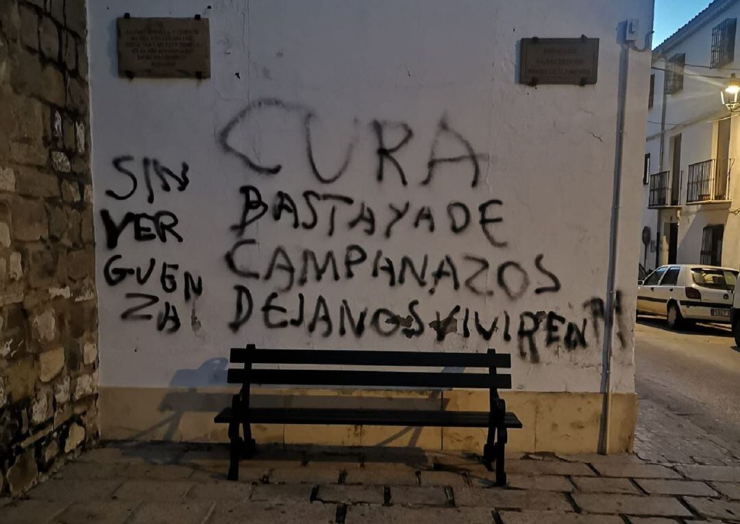 Una de las pintadas aparecidas esta mañana en la Iglesia del Salvador de Baeza