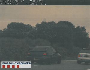 Imatge del turisme interceptat a la L-310, a l&#039;altura del punt kilomètric 10,8.