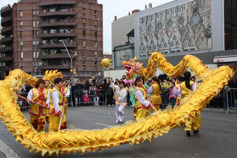 Un dels dracs tradicionals emprats en les celebracions més destacades de la cultura xinesa, aquest dissabte a Barcelona amb motiu de l&#039;Any Nou Xinès
