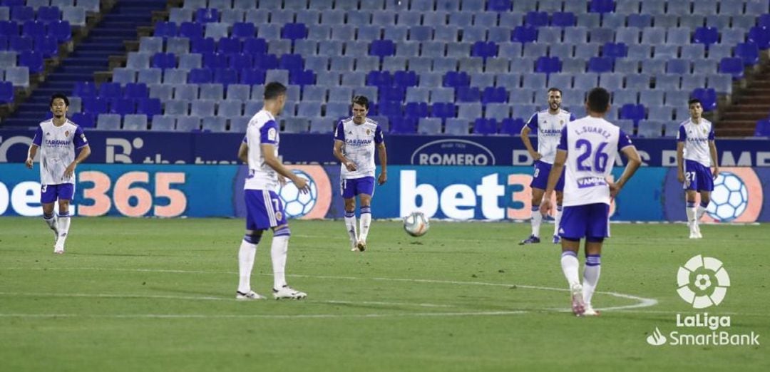 Los jugadores del Real Zaragoza derrotados tras encajar el cuarto gol del Real Oviedo