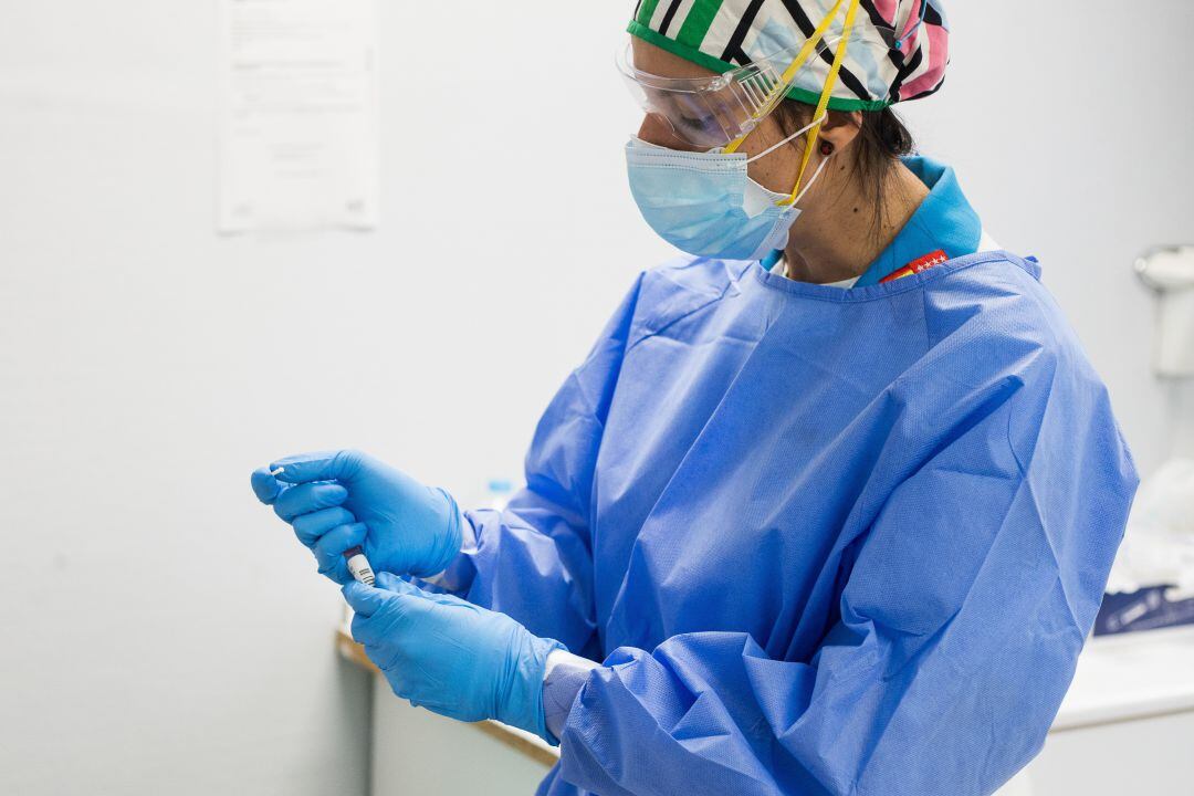 Una sanitaria preparando pruebas PCR.  