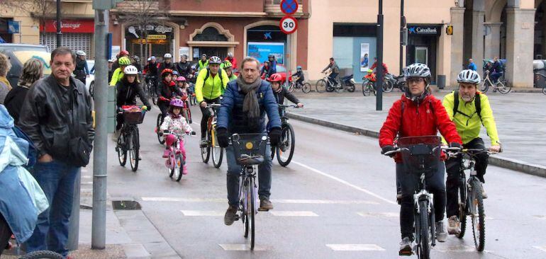 Ciclistes pedalant pel centre de Girona el dia de Reis.