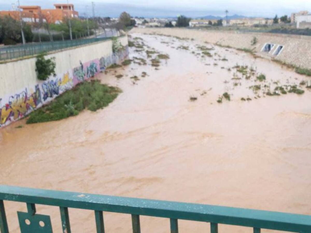 Cortes de carreteras e inundaciones de bajos ha provocado la lluvia en Cartagena