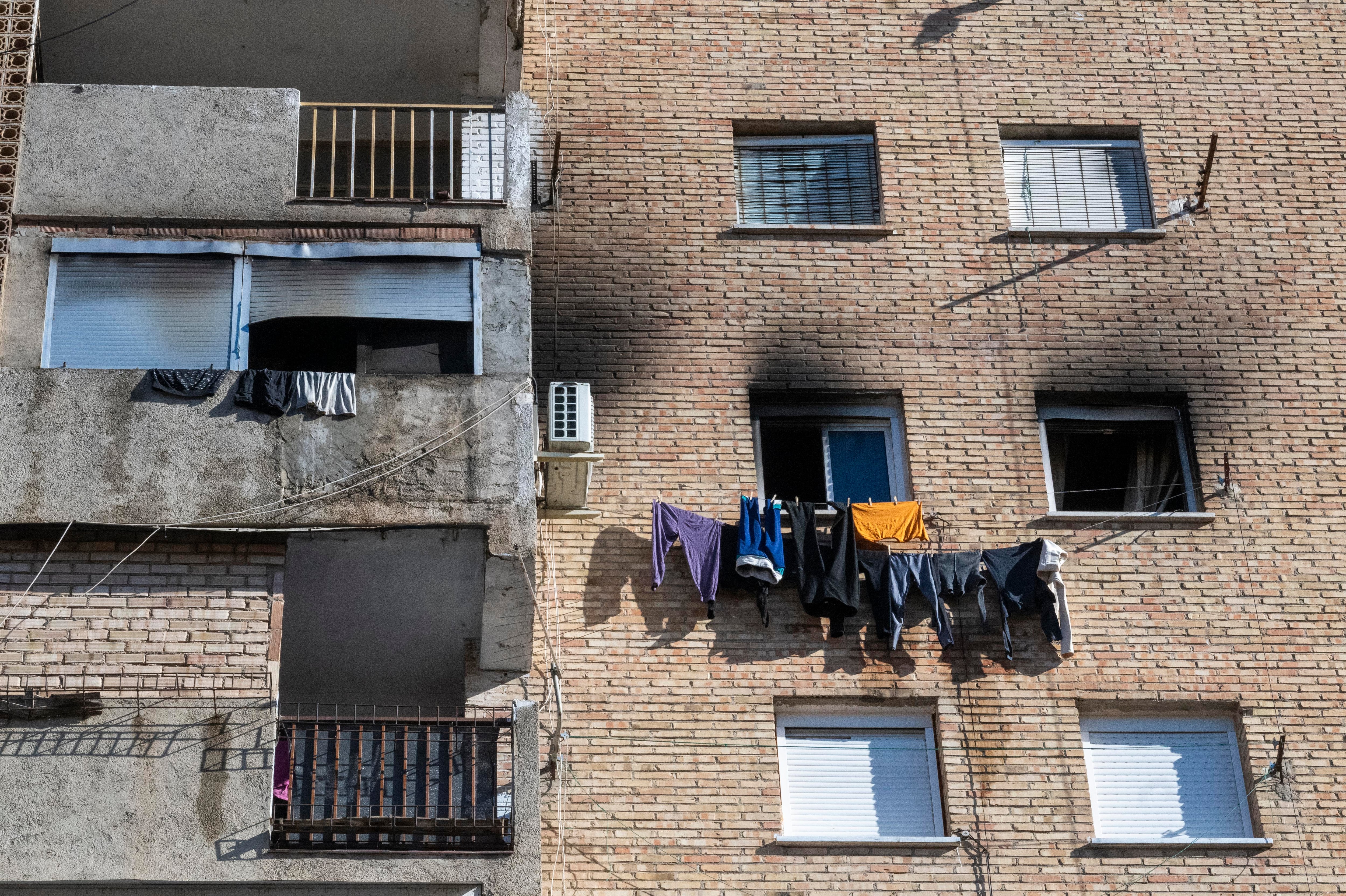 Fachada de la vivienda de la calle Henríquez de Jorquera, en el distrito Norte de Granada capital, en la que se ha declarado  un incendio por el que ha fallecido un bebé de 11 meses