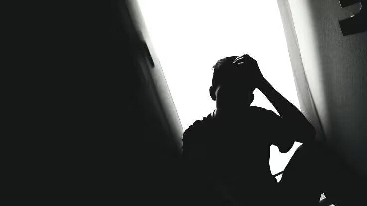 Las personas con esquizofrenia pueden experimentar síntomas como alucinaciones o delirios.