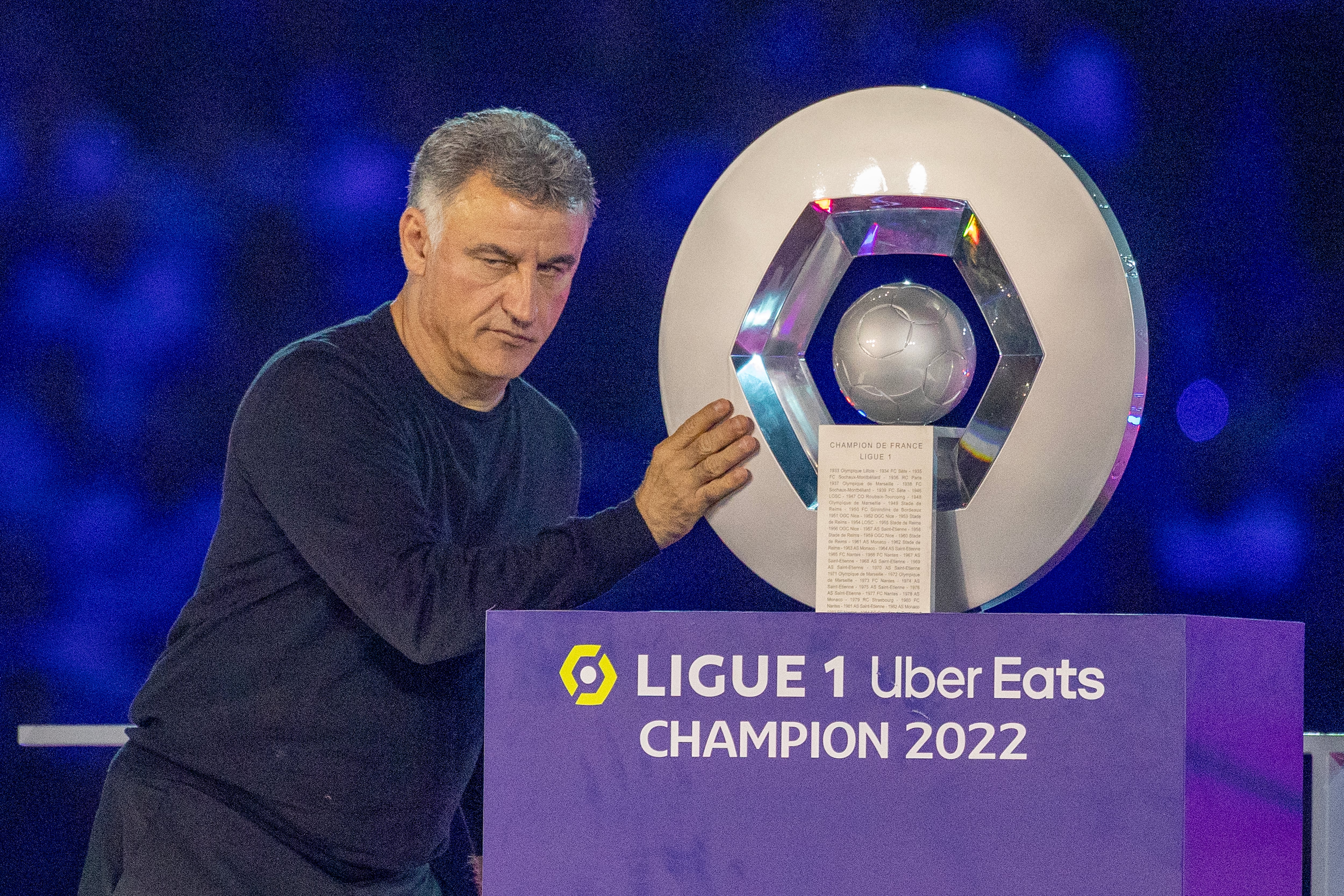 Galtier toca el trofeo de la Ligue 1 ganada este año por el PSG, el pasado 3 de junio.