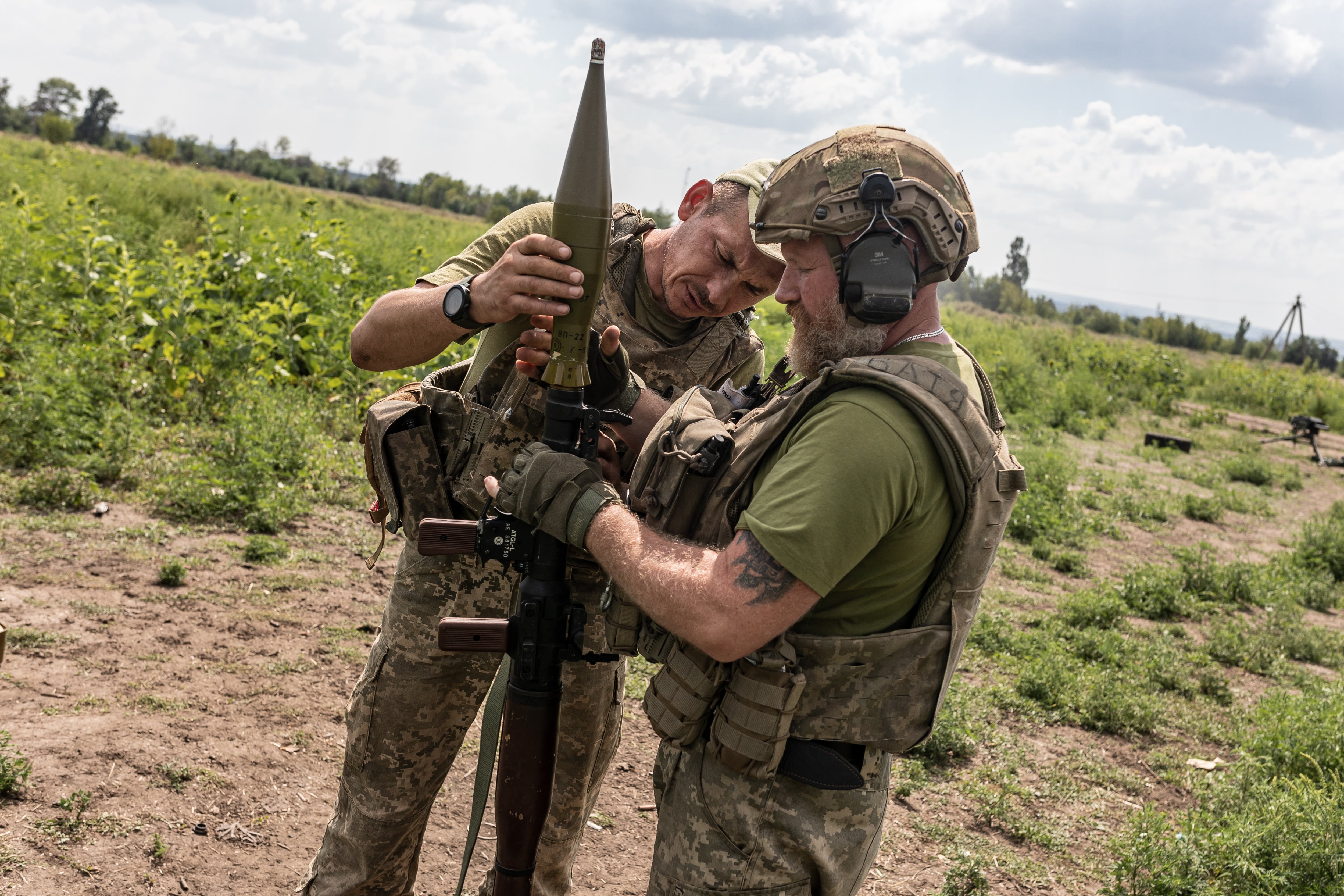 Dos soldados ucranianos realizan maniobras de entrenamiento en la región de Donetsk