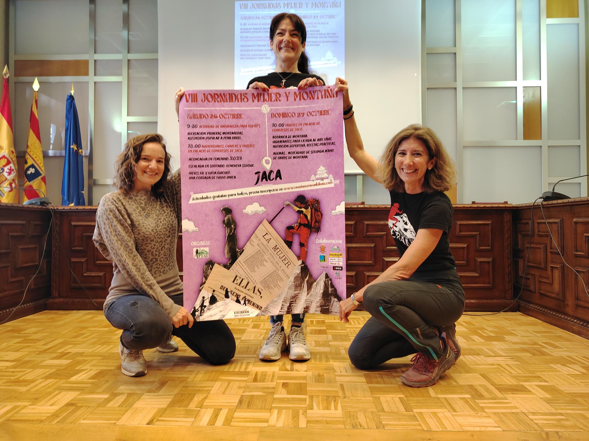 Rebeca Gómez y Astrid García, de Montañeras Adebán, junto a la concejal de turismo, Lucía Guillén