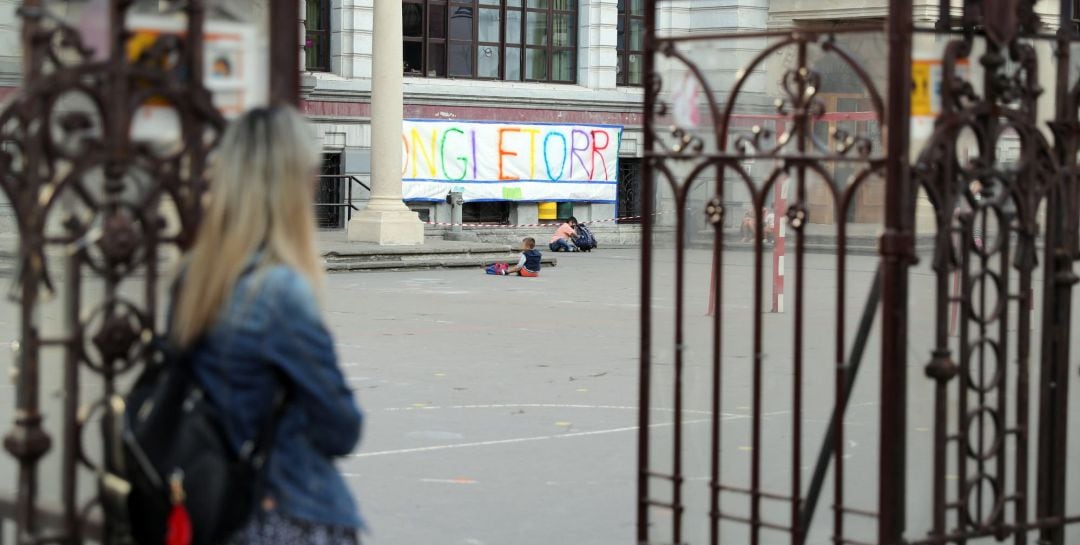 Una madre espera en un colegio en Bilbao