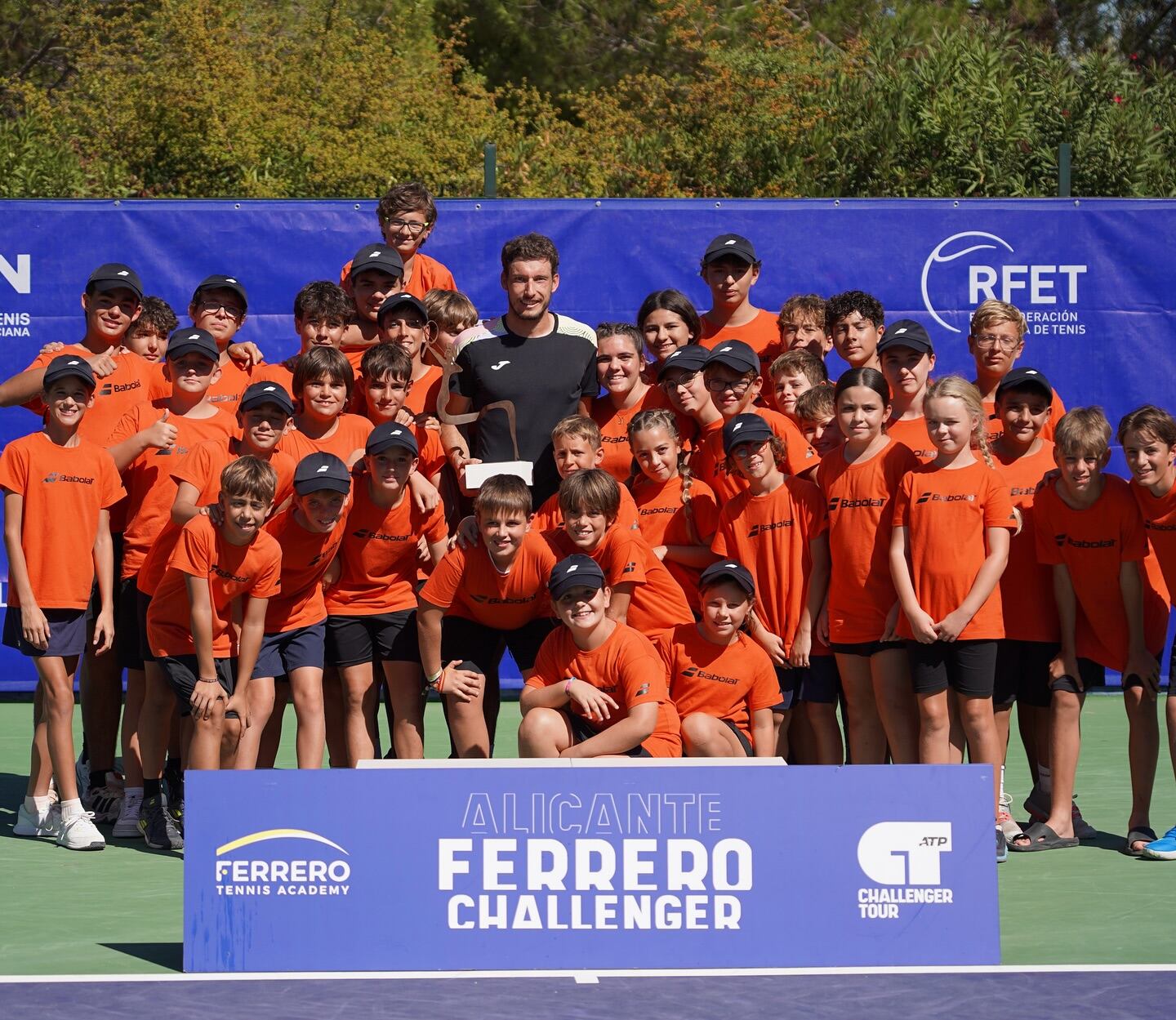 Pablo Carreño, con el equipo de recogepelotas