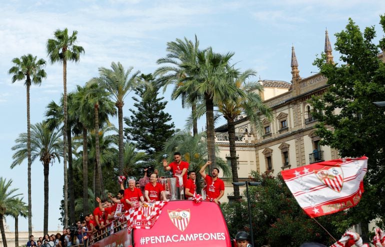 Los jugadores del Sevilla ofrecen la quinta Europa League a sus aficionados