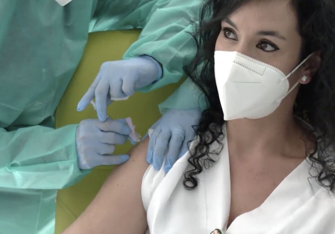 Imagen de archivo. Una enfermera vacunando a otra profesional