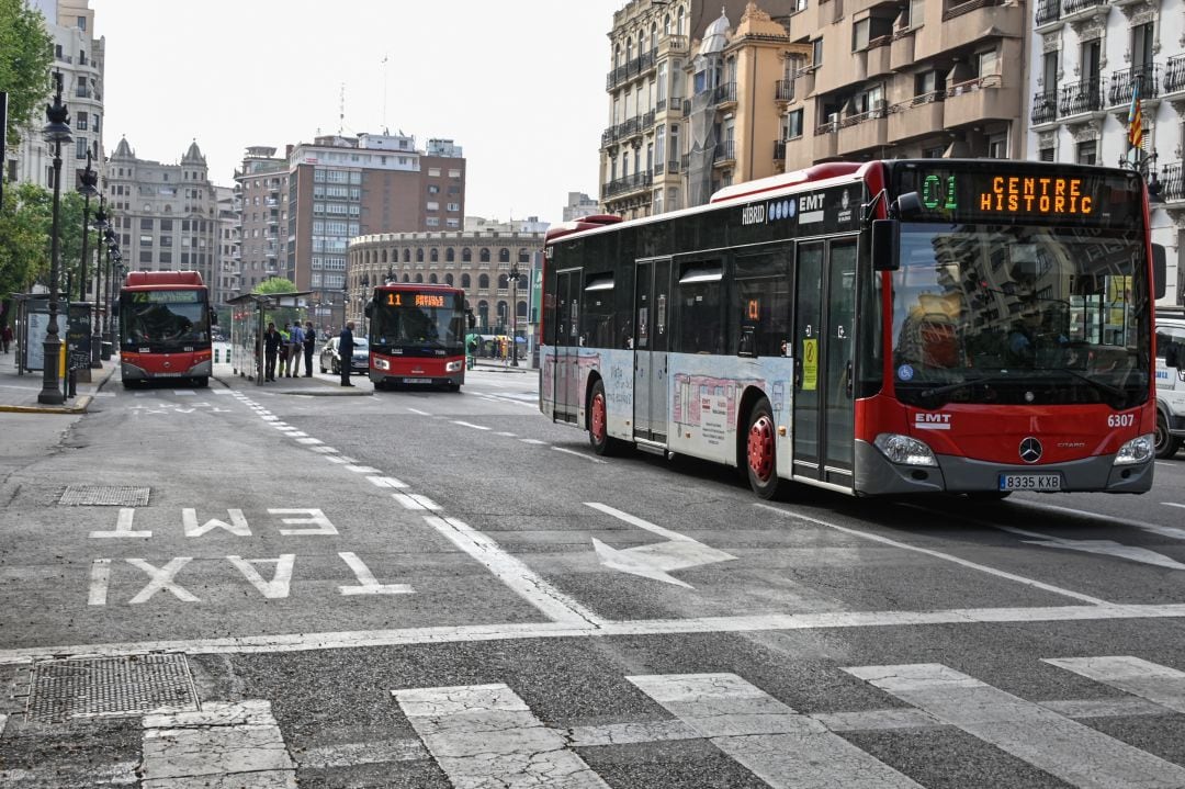 Autobuses de la EMT de València en el nuevo intercambiador de la calle Xàtiva.