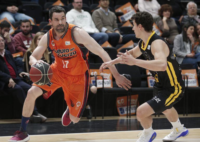 Rafa Martínez trata de rebasar la defensa de Rodrigo San Miguel