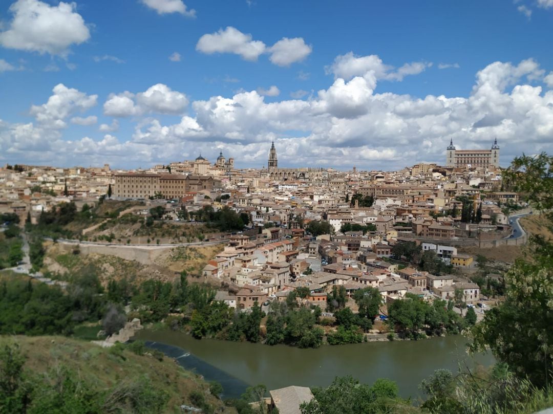 En una mañana gris, Toledo ha acogido a los primeros madrileños y madrileñas, que debido a su cercanía han querido visitar a la ciudad