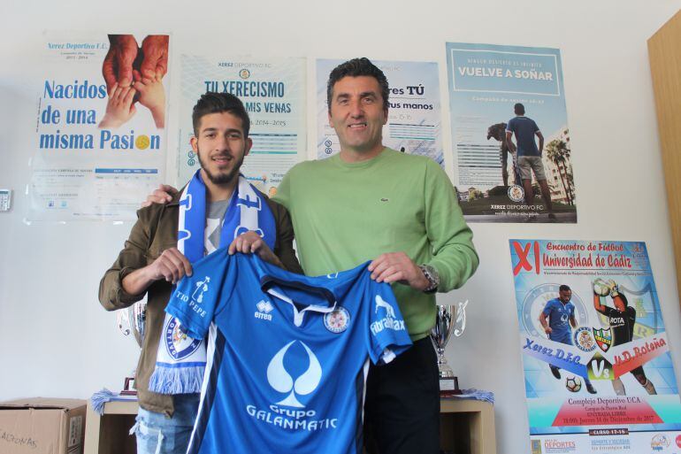 Manuel Heredia junto a Edu Villegas con lla camiseta del Xerez DFC