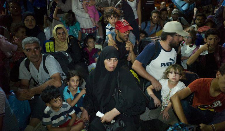 Refugiadosesperan para embarcar en el barco de pasajeros &quot;Eleftherios Venizelos&quot; en el puerto de la isla de Lesbos.