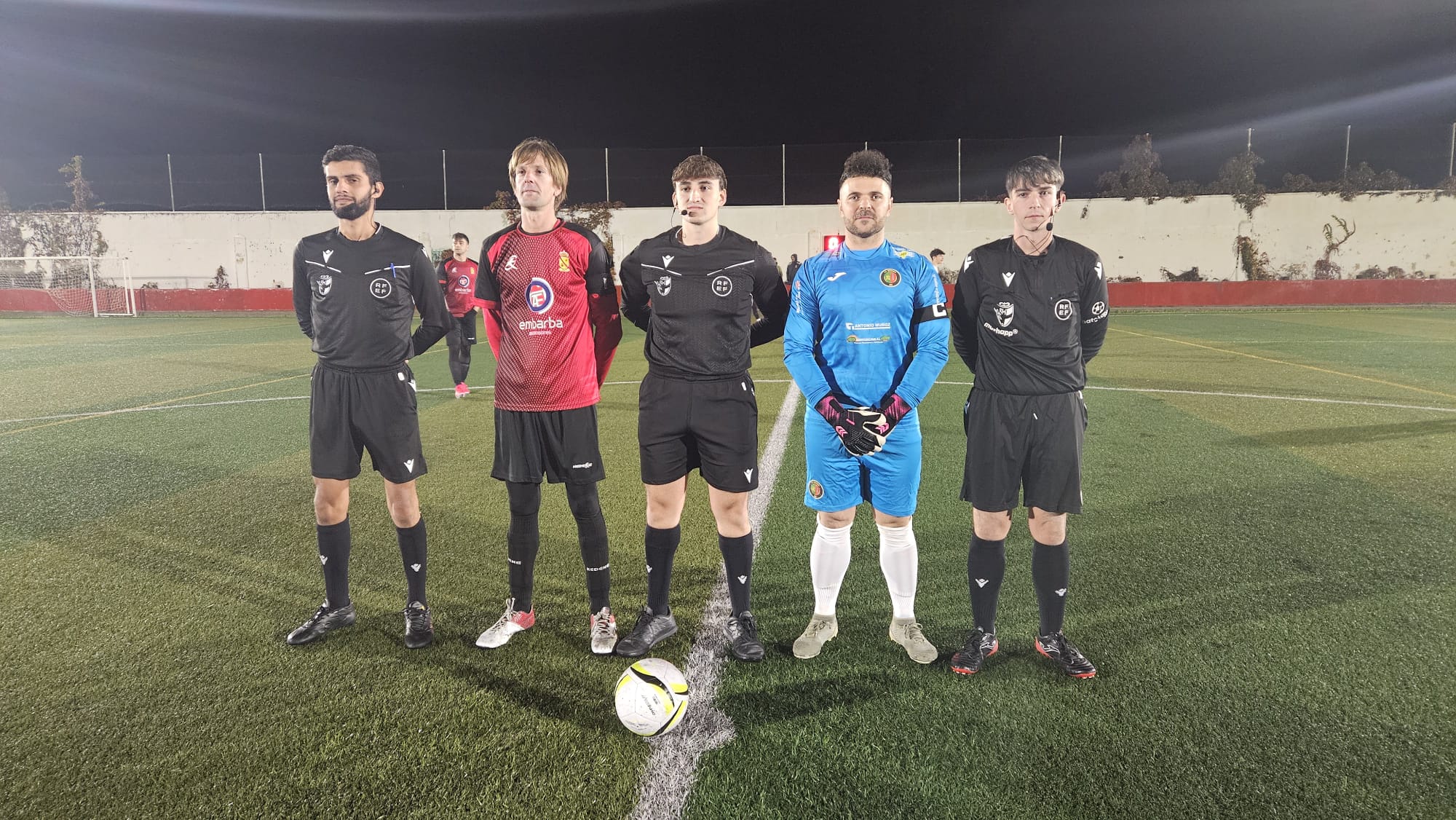 Trío arbitral y capitanes, tras el sorteo de campos y saque inicial