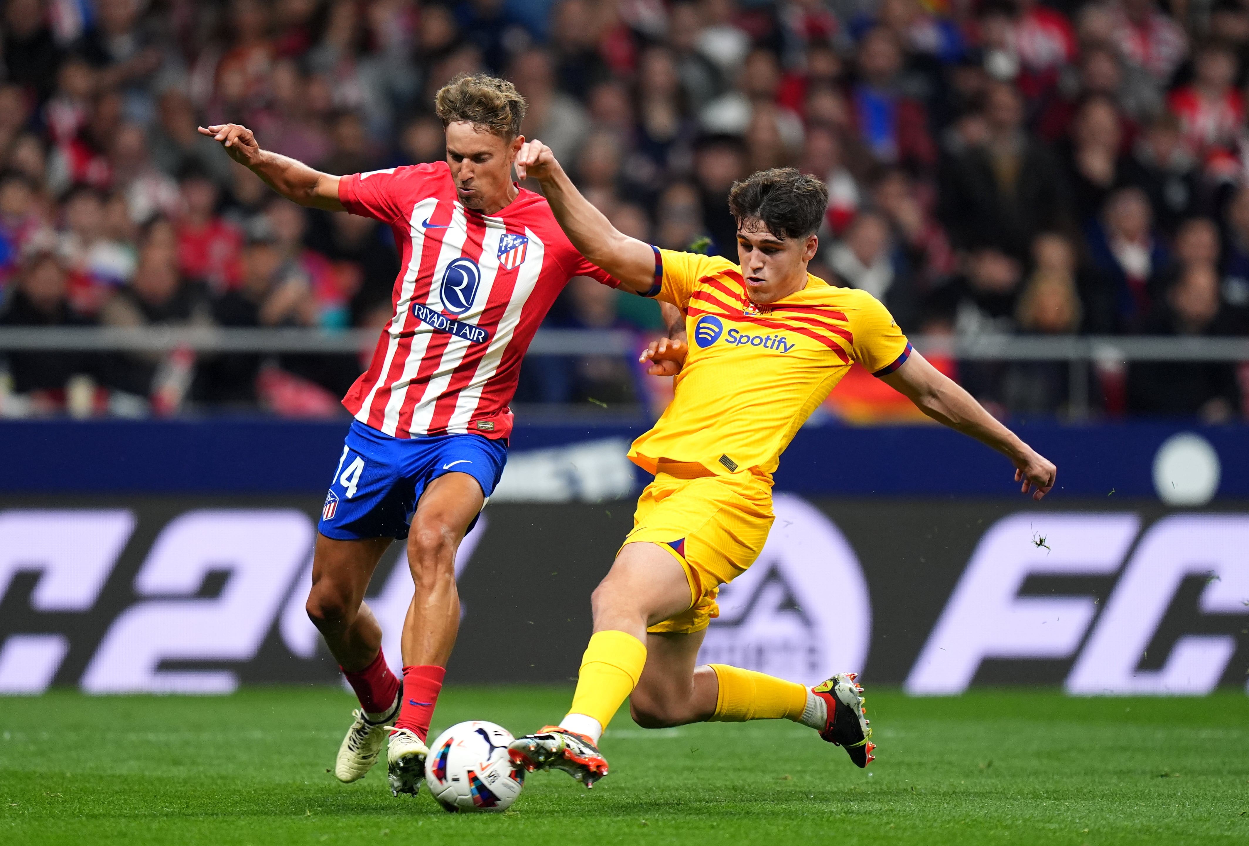 Pau Cubarsi y Marcos Llorente disputando un balón, durante un partido de la pasada campaña