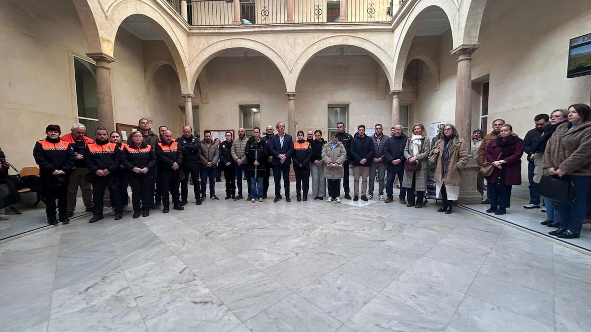 Andújar guarda un minuto de silencio por el trágico accidente ferroviario ocurrido en Adamuz